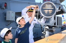 해군 함정 견학하는 어린이들