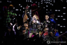 팝의 여왕 마돈나 뜨자 브라질 해변, 160만명 거대 춤판으로