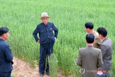 북한 김덕훈 총리, 신계군 정봉농장 현지요해