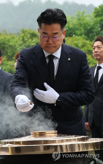현충원 참배하는 박찬대 신임 원내대표