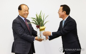 축하난 전달하는 홍철호 정무수석