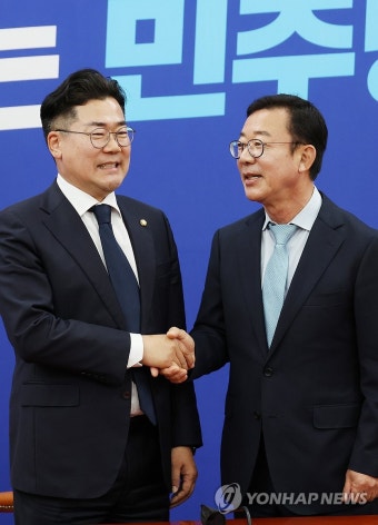 홍철호 정무수석 만난 박찬대 원내대표