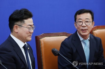 박찬대 원내대표 예방한 홍철호 정무수석