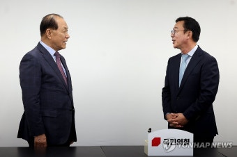 홍철호 정무수석과 대화하는 황우여 비대위원장