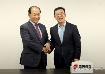 홍철호 정무수석과 손잡은 황우여 비대위원장