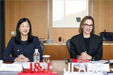 인터뷰하는 샤론 챈·멜린다 릭터 제이랩스 총괄