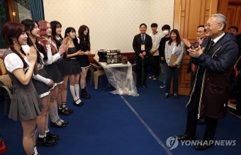 열린음악회 출연진 격려하는 유인촌 장관