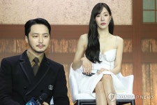 질문 듣는 변요한-티파니 영