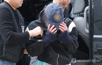 얼굴 가리는 여자친구 살해 의대생