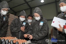 오유경 식약처장, 달걀 안전관리 현장 방문