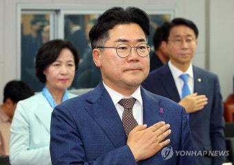 국민의례하는 박찬대 원내대표