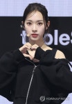 손 하트 만드는 트리플에스 김수민