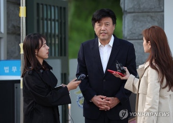 질문 답하는 김용 전 부원장