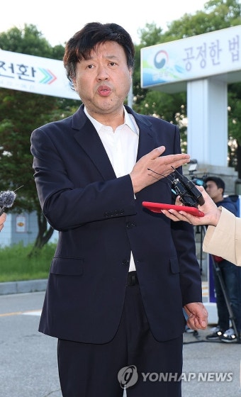 취재진 질문에 답하는 김용 전 부원장