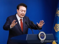답변하는 윤석열 대통령