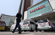 구급차로 붐비는 응급의료센터 앞