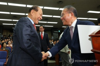 악수하는 황우여 비대위원장과 윤재옥 당 대표 권한대행