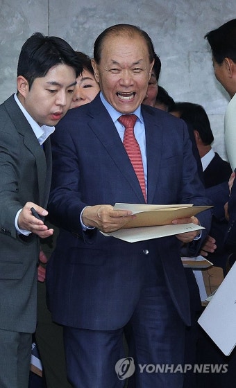 입장하는 황우여 비상대책위원장