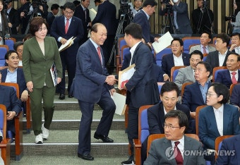 입장하는 황우여 비상대책위원장