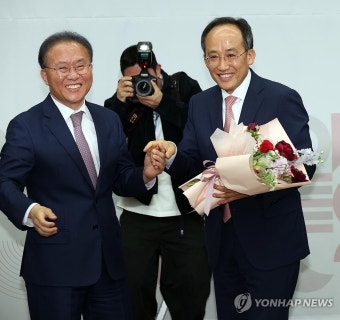 기념촬영하는 추경호 신임 원내대표