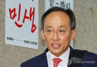 취재진 질문에 답하는 추경호 신임 원내대표