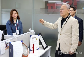 한국문화예술위원회 직원들 격려하는 유인촌 장관