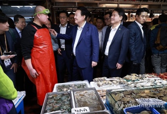서울 영천시장 찾은 윤석열 대통령