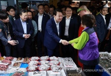 서울 영천시장 상인들 만나는 윤석열 대통령