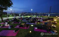 강남구 삼성해맞이공원서 요가하는 시민들
