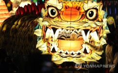 오늘 서울서 5만명 연등행렬…내일 부처핸섬 뉴진스님 뜬다