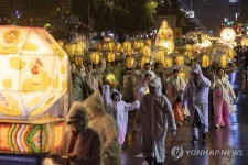 부처님 오시는 길 밝히는 연등 행렬