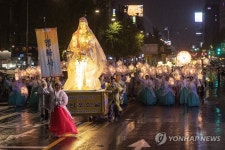 부처님 오시는 길 밝히는 연등 행렬