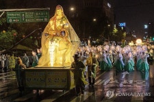 부처님 오시는 길 밝히는 연등 행렬