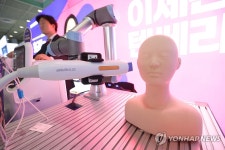 리프팅 시술하는 로봇
