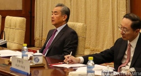 中왕이 한중관계 어려움·도전 명확히 증가…간섭 배제 희망