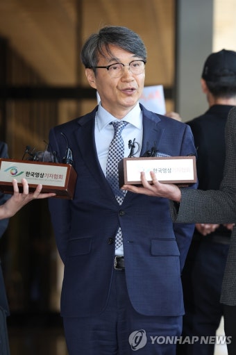 질문에 답하는 최재영 목사