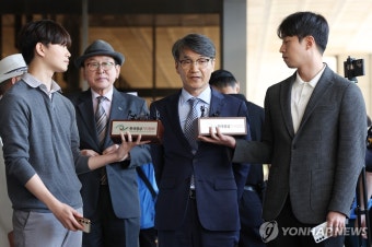 취재진 질문에 답하는 최재영 목사
