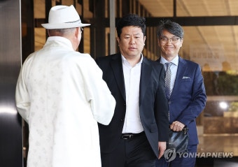 조사 위해 중앙지검 들어서는 최재영 목사