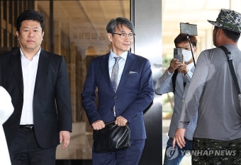 조사 위해 중앙지검 들어서는 최재영 목사