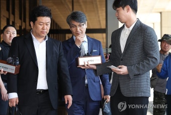 조사 위해 중앙지검 출석하는 최재영 목사