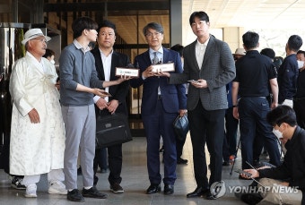 조사 위해 중앙지검 출석하는 최재영 목사