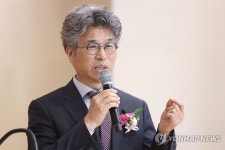 흉상 설명하는 임영선 작가