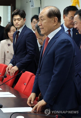 착석하는 황우여 비상대책위원장