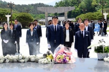 광주 광산구·구의회 5·18묘지 참배