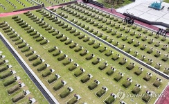 이준석, 김해서 재배한 국화 1천송이로 5·18묘지 참배