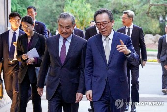 대화 나누는 조태열-왕이