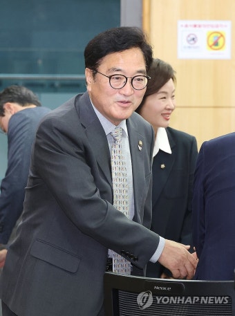 국회의원 당선자 학습모임 참석하는 우원식