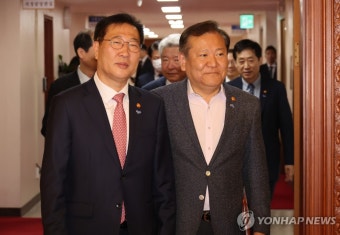 국무회의 입장하는 박성재 장관과 이상민 장관