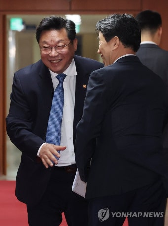 이주호 부총리와 인사하는 주형환 부위원장