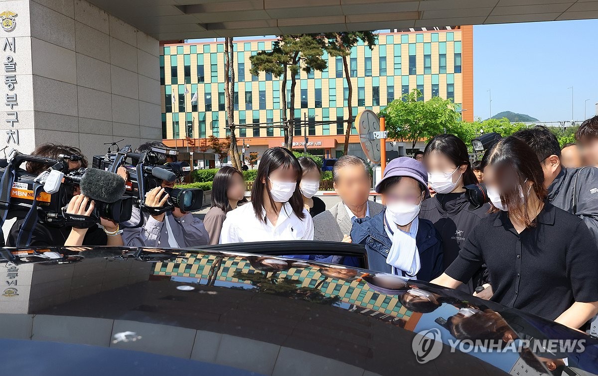 윤 대통령, 건강 이유로 조사 연기 후 서울구치소 대기 중